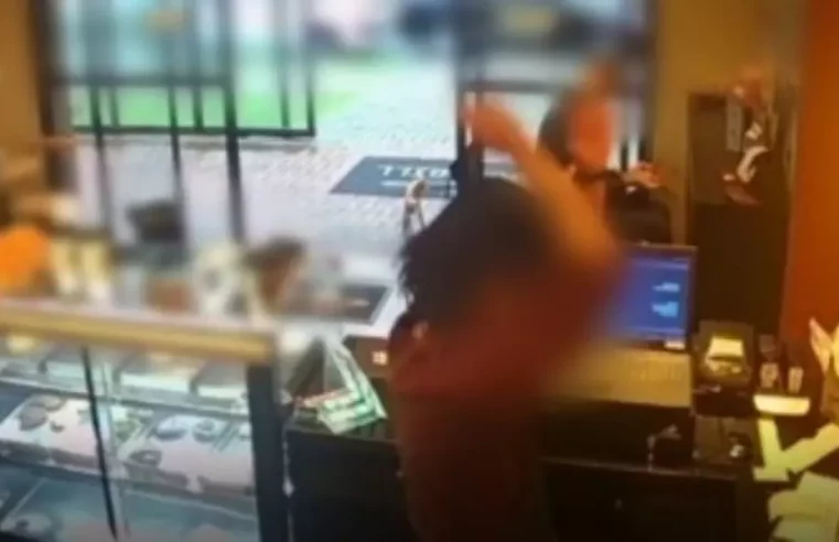 Rapaz faz dancinha após desmascarar golpista com notas falsas