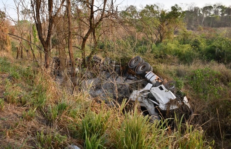 Pneu de caminhonete estoura na BR, causa acidente e motorista de carreta cai em ribanceira