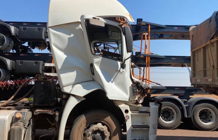 Acidente entre carretas deixa um motorista ferido na BR-163