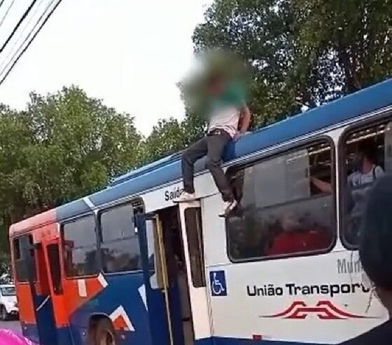 Em surto, homem sobe no teto de ônibus em Várzea Grande e se joga