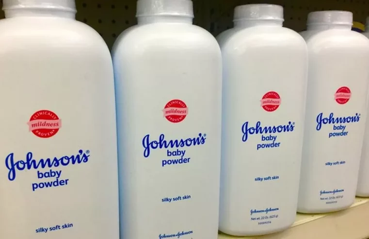 Johnson & Johnson vai parar de vender talco alvo de ações contra item cancerígeno em 2023