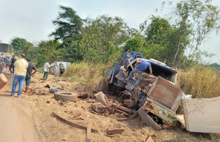 BR-163: veículo de carga atinge guinchos que retiravam outra carreta que havia saído de pista