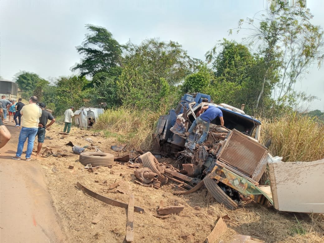 BR-163: veículo de carga atinge guinchos que retiravam outra carreta que havia saído de pista