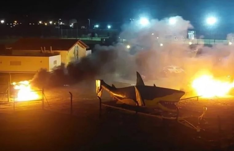Torcedores colocam fogo nos carros de jogadores de clube argentino