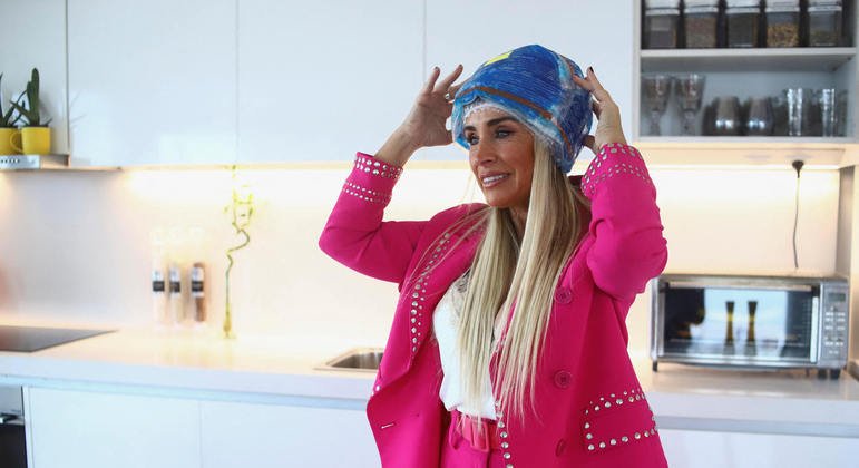 Mulher cria capacete que evita queda de cabelo durante a quimioterapia
