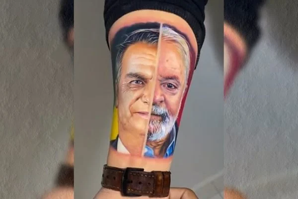 Homem faz tatuagem unindo rostos dos adversários Bolsonaro e Lula