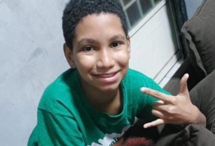 Menino de 11 anos morre ao ser atingido na cabeça por trave de campo de futebol