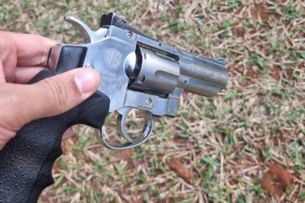 Vendedor é preso ao usar arma falsa para ameaçar passageiros em ônibus