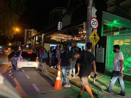 Amigos são detidos após briga para não pagar conta de bar