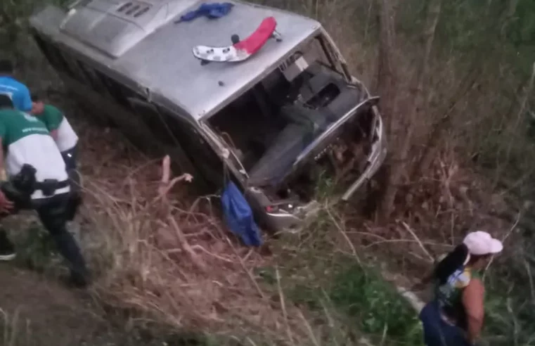 Ônibus com policiais militares sofre acidente na BR-174, em Cáceres
