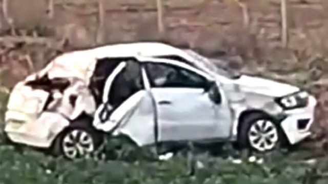 Gol capota após ‘esbarrão’ de carreta em rodovia federal de MT