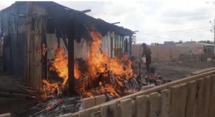 Sinop: Parte de casa fica destruída com incêndio