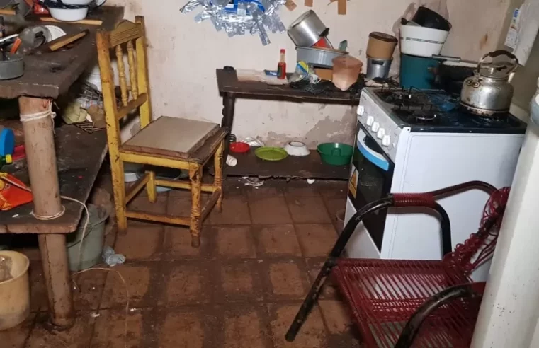Idosa mantida em cárcere pelo filho convivia com lixo e fezes animais em casa