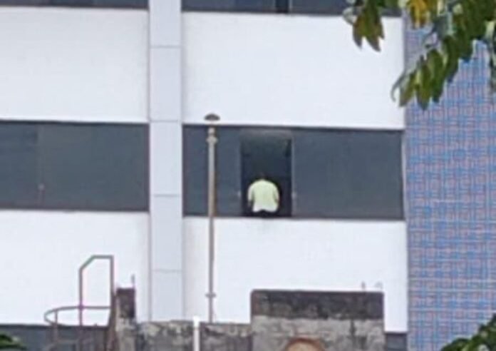 Homem tem surto psicótico durante reunião e esfaqueia funcionária, diz polícia; ele tentou se jogar do prédio