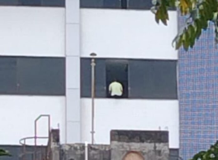 Homem tem surto psicótico durante reunião e esfaqueia funcionária, diz polícia; ele tentou se jogar do prédio
