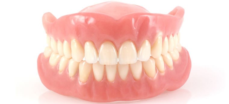 Mulher que recebeu dentadura cor de rosa será indenizada