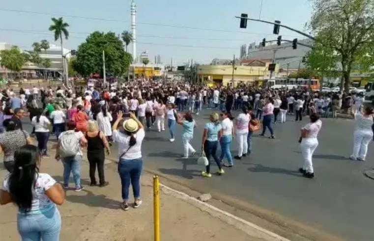 Enfermeiros percorrem Centro de Cuiabá contra suspensão do piso salarial
