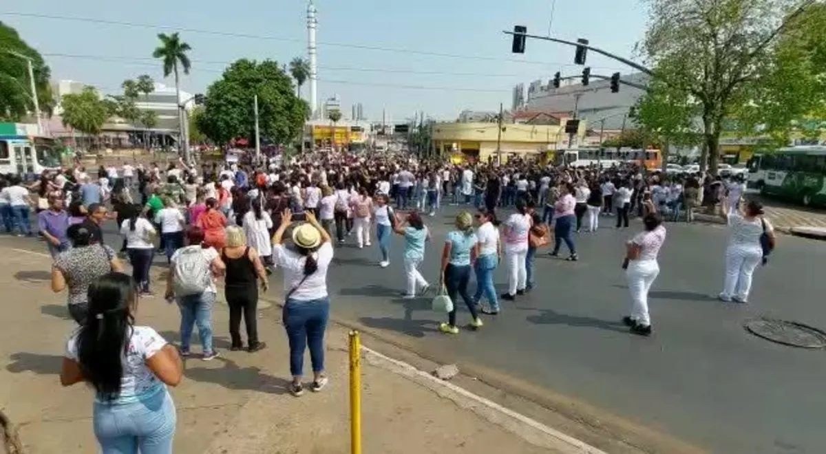 Enfermeiros percorrem Centro de Cuiabá contra suspensão do piso salarial