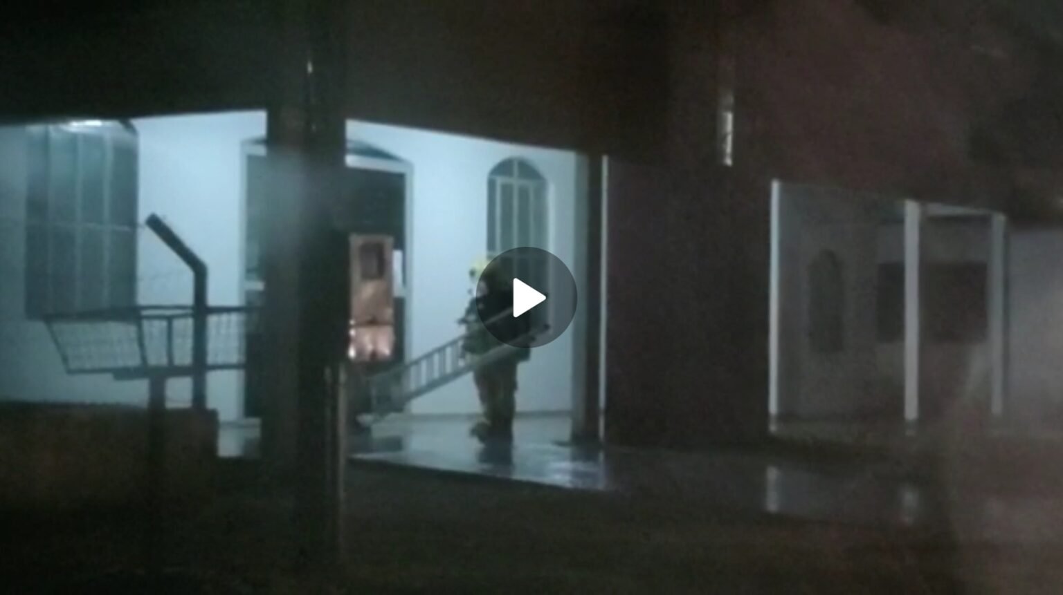 Após raio, igreja começa a pegar fogo  em Guarantã do Norte