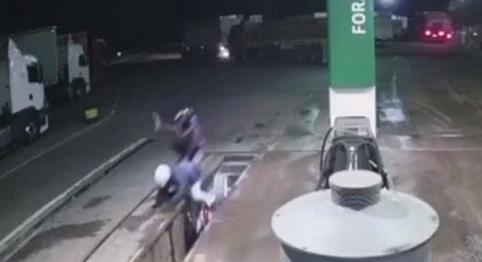 Ladrões em moto caem em vala e são presos após roubo a posto de gasolina em SP