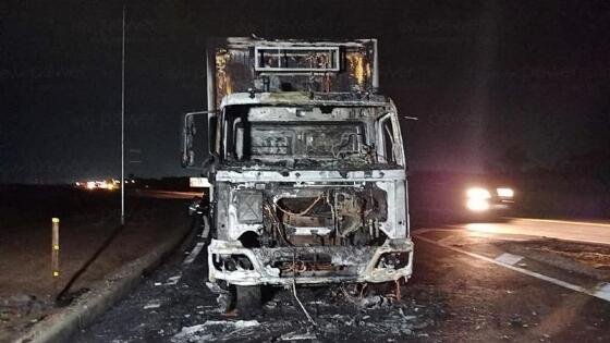 Caminhão pega fogo na BR-163 em Nova Mutum