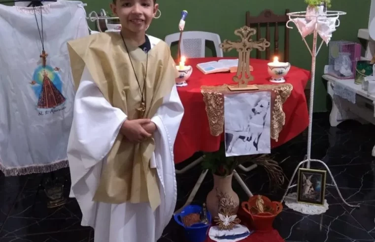 Menino de 7 anos sonha em ser padre e celebra missa para animais de estimação em MS