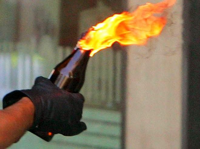 Homem não aceita fim do relacionamento e joga coquetel molotov na casa da ex