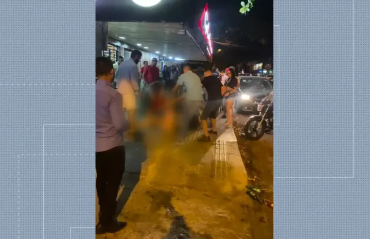 Homem pelado invade bar com faca na mão e tenta agredir clientes em GO