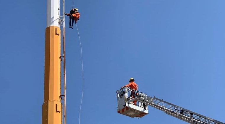 Homem é resgatado pelos Bombeiros após dormir no topo de antena de telefonia celular no DF