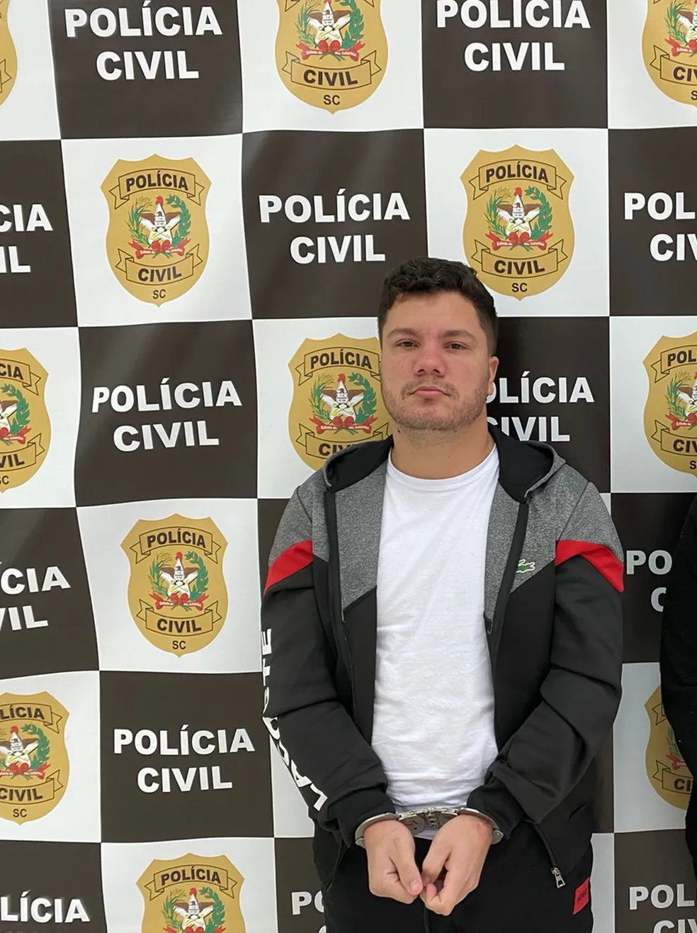 Homem com documentos falsos em nome de filho morto do governador de Goiás é preso em SC