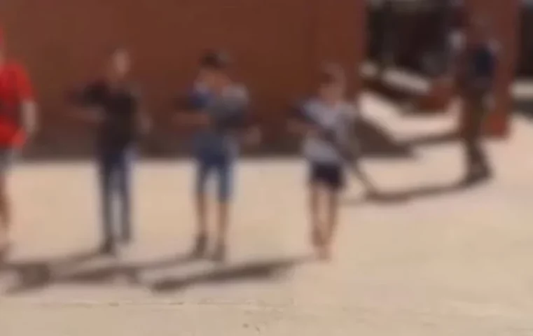 Diretora de escola em que crianças tinham réplica de fuzis é exonerada