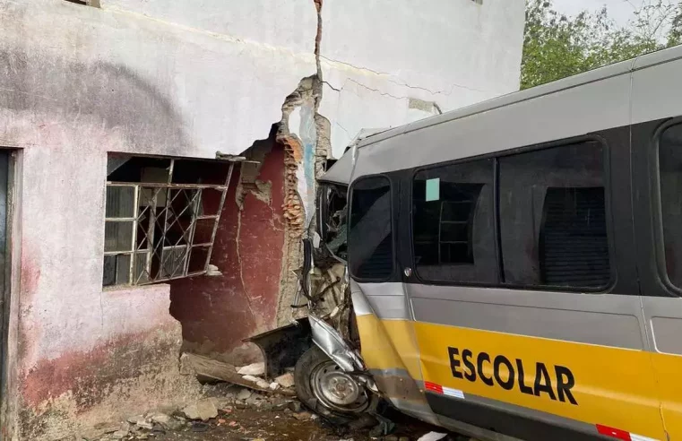 Motorista perde controle de van escolar e destrói parede de casa