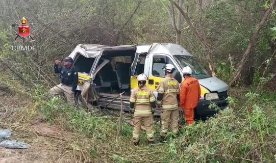 Van escolar cai em ribanceira e deixa um morto e 11 feridos na BR-020