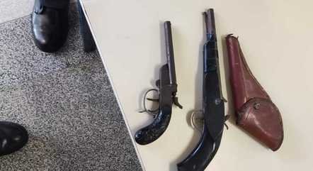 Menina de 3 anos entra com duas armas em creche de Santo André