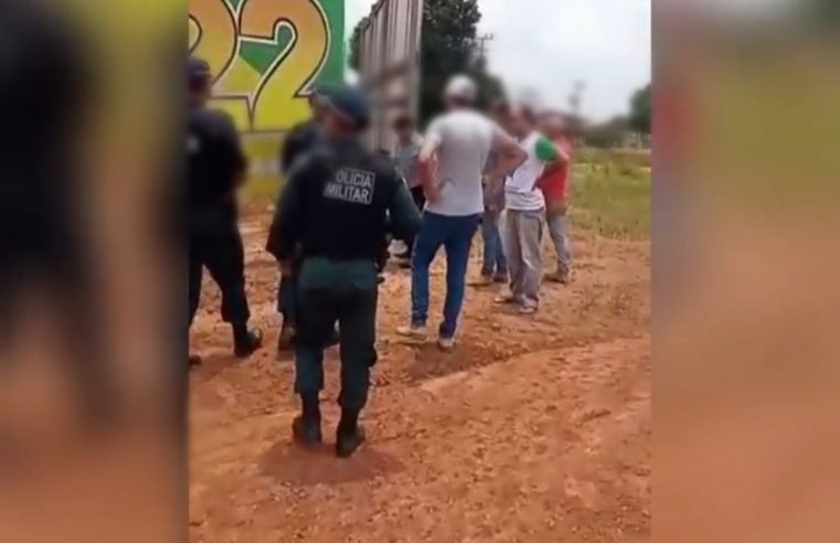 Banners do candidato a reeleição a presidência é retirada no Distrito de Caracol