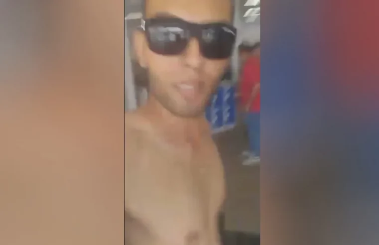 Empresário fica nu após ser barrado em porta giratória de banco
