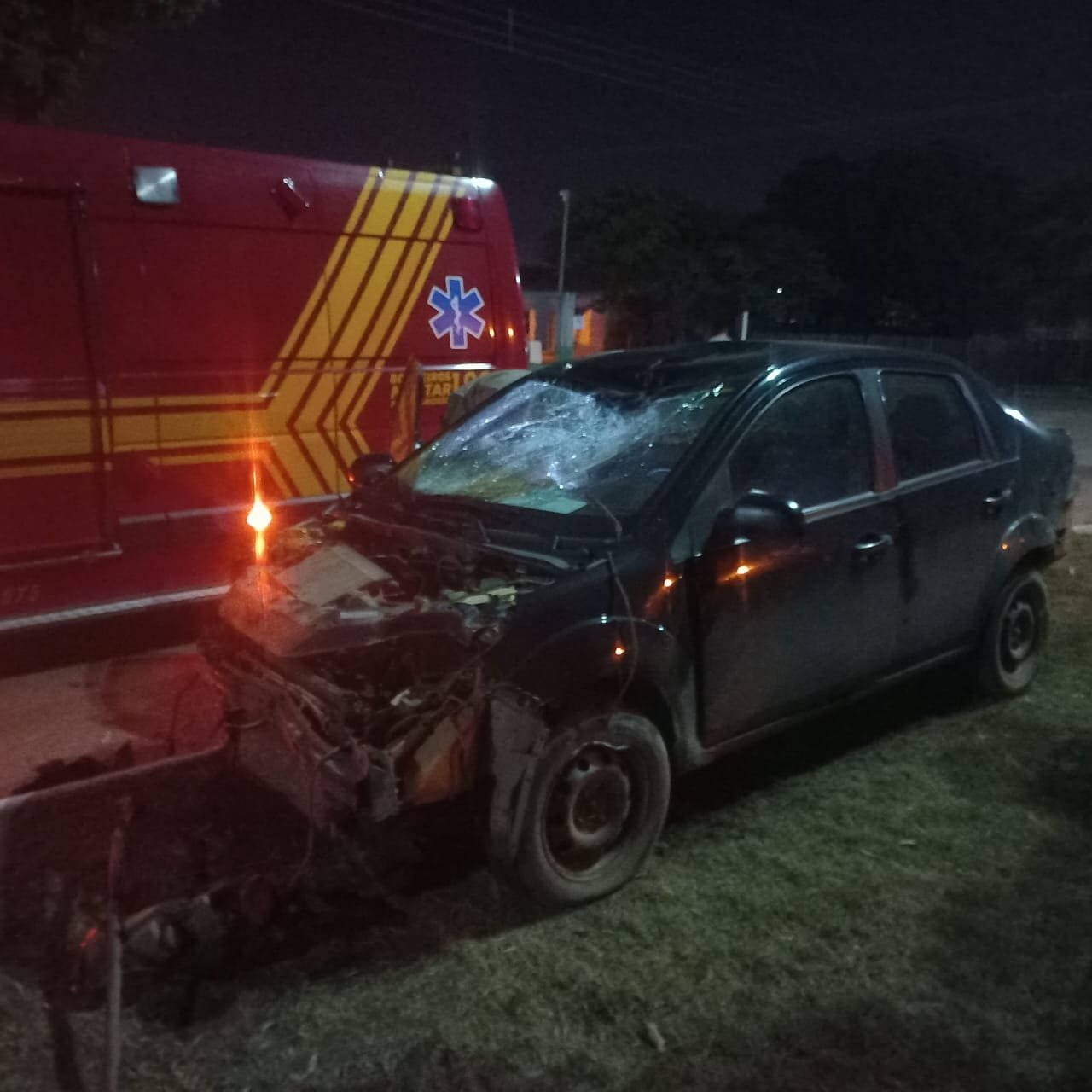 Jovem sofre traumatismo craniano e fratura no fêmur após colisão entre carro e moto em Guarantã do Norte