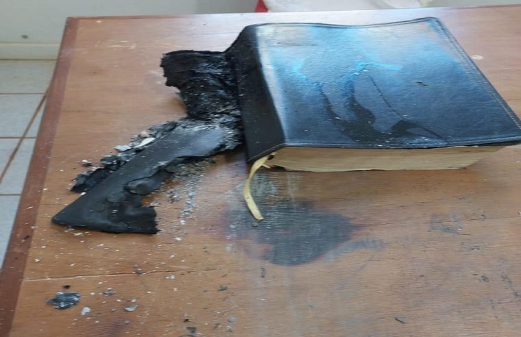Bandidos perseguem freira, assaltam zeladora, arrombam porta da Igreja Católica e ateiam fogo em bíblia