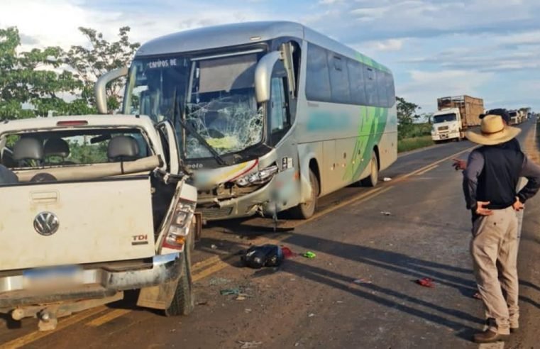Caminhonete com 8 indígenas bate em ônibus; um morre