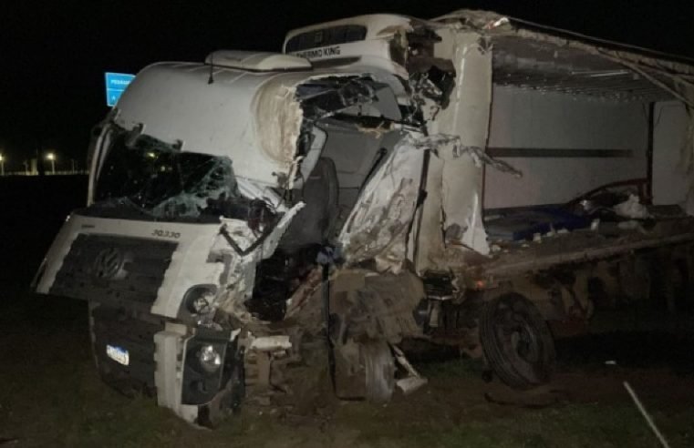Dois motoristas ficam feridos durante batida entre carreta e caminhão baú na BR-163