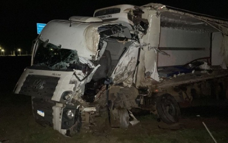 Dois motoristas ficam feridos durante batida entre carreta e caminhão baú na BR-163