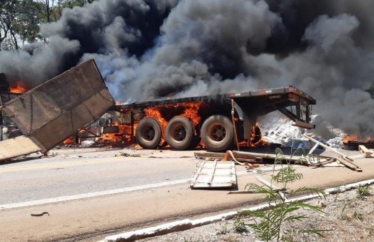 Carreta carregada de resmas é tomada pelo fogo e deixa motorista ferido