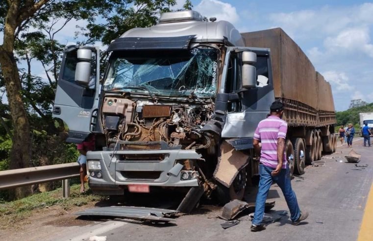 Acidente envolvendo 4 carretas e carro na BR-070 deixa 7 feridos