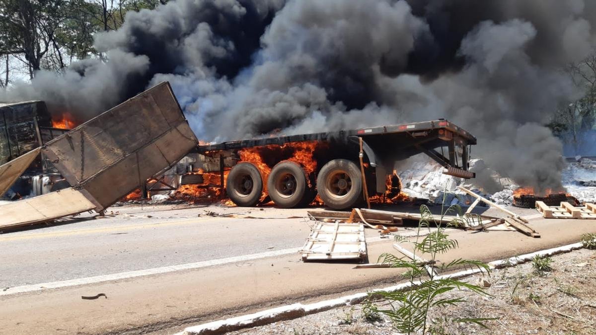 Carreta carregada de resmas é tomada pelo fogo e deixa motorista ferido