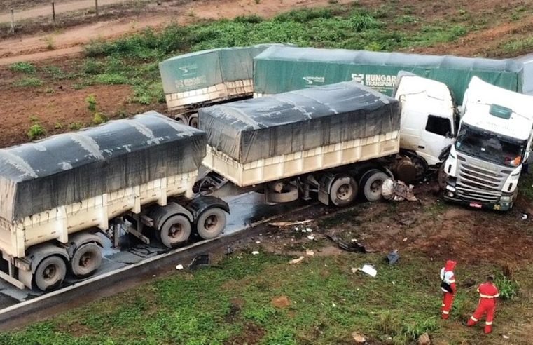 Acidente entre duas carretas deixa a BR-163 interditada em Nova Mutum