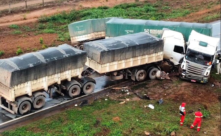 Acidente entre duas carretas deixa a BR-163 interditada em Nova Mutum