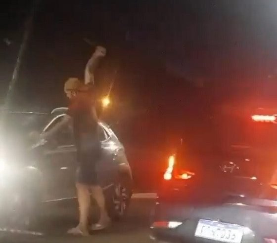 Armado com faca, homem fura carro e corre atrás de motorista após batida
