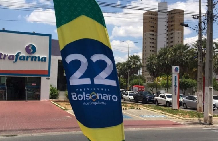 Vândalos estão destruindo e furtando “fly banners” de Bolsonaro