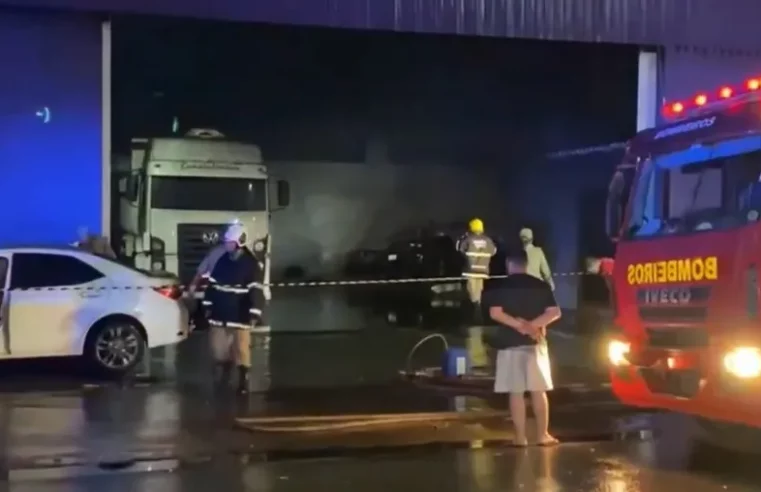 Incêndio em galpão destrói veículos em Cuiabá