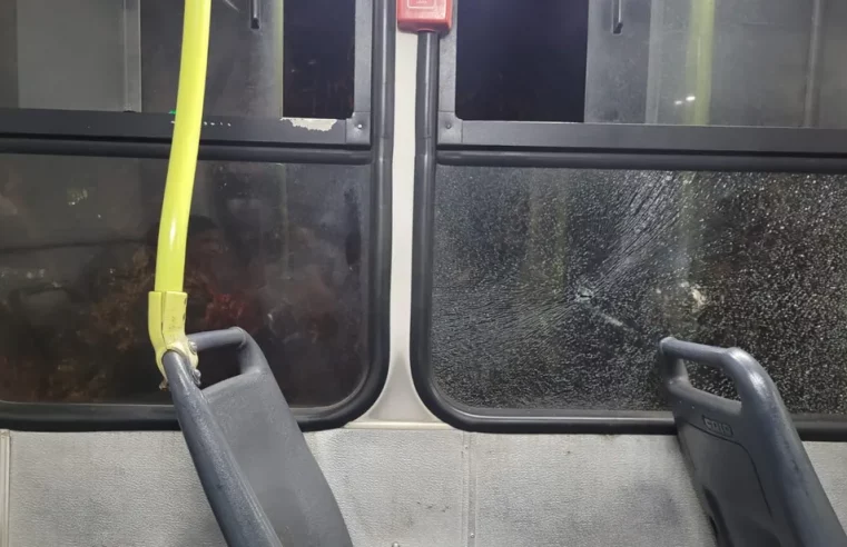 Passageiro atira em janela de ônibus após motorista não parar no ponto